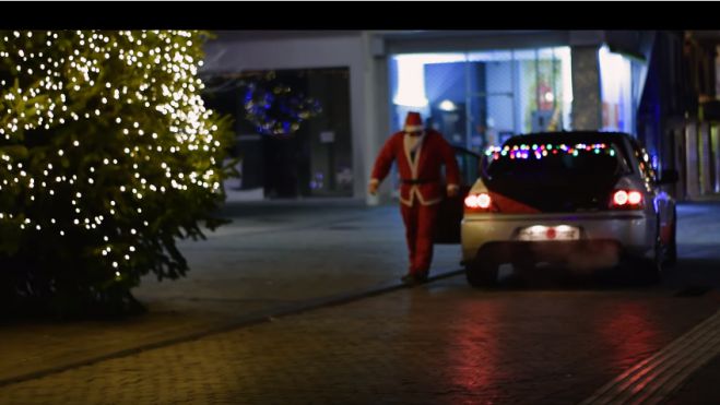 Άγιος Βασίλης ... ραλίστας αφήνει δώρα κάτω από το Χριστουγεννιάτικο δένδρο της Τρίπολης! (vd)