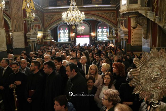 &Eta; &Alpha;&kappa;&omicron;&lambda;&omicron;&upsilon;&theta;ί&alpha; &tau;&eta;&sigmaf; &Alpha;&pi;&omicron;&kappa;&alpha;&theta;ή&lambda;&omega;&sigma;&eta;&sigmaf; &sigma;&epsilon; &Mu;&eta;&tau;&rho;&omicron;&pi;&omicron;&lambda;&iota;&tau;&iota;&kappa;ό &Nu;&alpha;ό &kappa;&alpha;&iota; &Epsilon;&pi;ά&nu;&omega; &Chi;&rho;έ&pi;&alpha; (&epsilon;&iota;&kappa;ό&nu;&epsilon;&sigmaf;)