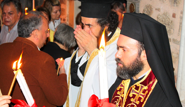 Η μεταφορά του Αγίου Φωτός στην Εξαρχία του Παναγίου Τάφου – Αποκλειστικές εικόνες και βίντεο!