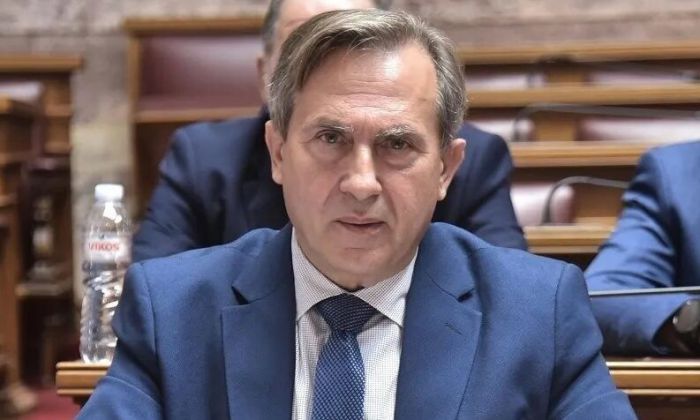 Η &quot;Νίκη&quot; διέγραψε τον βουλευτή Νίκο Βρεττό - Άμεση αντίδραση: &quot;Το κόμμα παραδόθηκε σε άνομα, σκοτεινά και επιχειρηματικά συμφέροντα&quot;