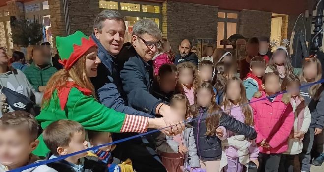 "Χωριό του Καρυοθραύστη" στο Παράλιο Άστρος | Φωταγωγήθηκε το Χριστουγεννιάτικο Δένδρο! (εικόνες)