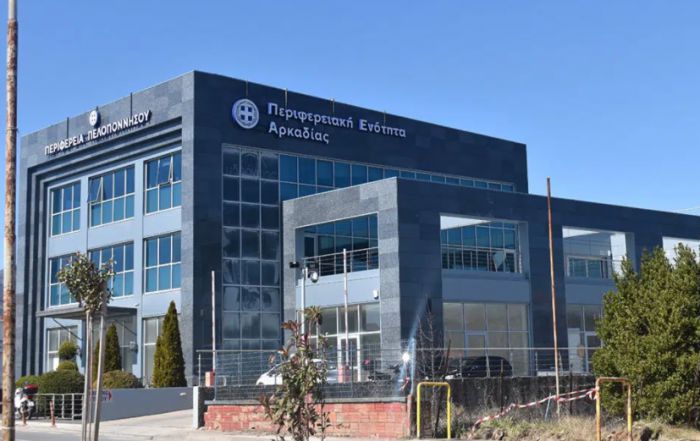 &Sigma;&tau;&eta;&nu; &Tau;&rho;ί&pi;&omicron;&lambda;&eta; &omicron;&iota; &epsilon;&kappa;&lambda;&omicron;&gamma;έ&sigmaf; &gamma;&iota;&alpha; &epsilon;&kappa;&pi;&rho;&omicron;&sigma;ώ&pi;&omicron;&upsilon;&sigmaf; &tau;&omega;&nu; &upsilon;&pi;&alpha;&lambda;&lambda;ή&lambda;&omega;&nu; &tau;&eta;&sigmaf; &Pi;&epsilon;&rho;&iota;&phi;έ&rho;&epsilon;&iota;&alpha;&sigmaf; &Pi;&epsilon;&lambda;&omicron;&pi;&omicron;&nu;&nu;ή&sigma;&omicron;&upsilon; &sigma;&tau;&omicron; &Upsilon;&pi;&eta;&rho;&epsilon;&sigma;&iota;&alpha;&kappa;ό &kappa;&alpha;&iota; &tau;&omicron; &Pi;&epsilon;&iota;&theta;&alpha;&rho;&chi;&iota;&kappa;ό