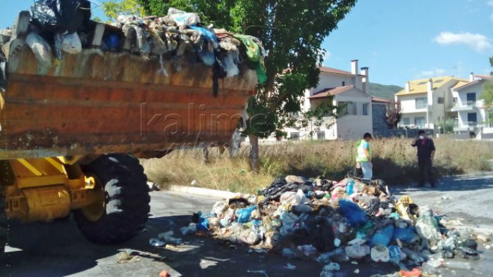 Κατεπείγουσα απόφαση Παυλή – Μισθώθηκαν 10 ιδιωτικά μηχανήματα για τη φόρτωση σκουπιδιών!