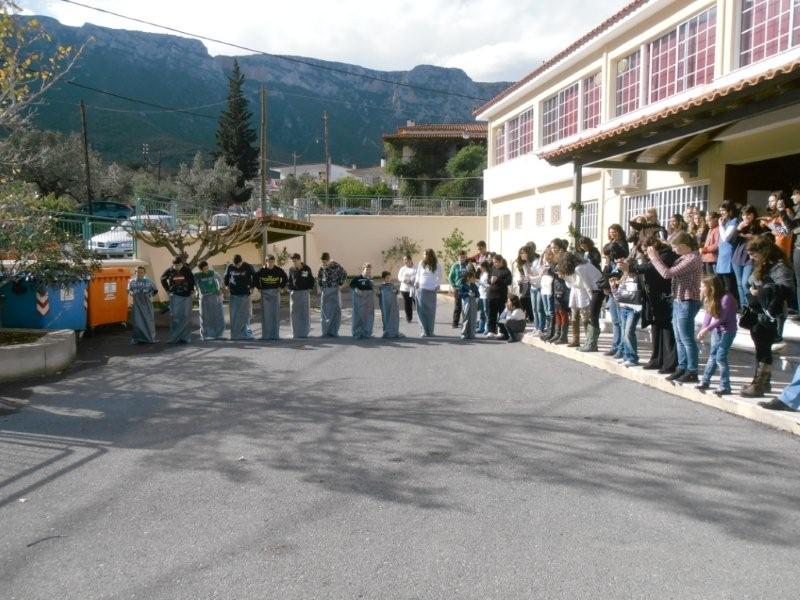 &Mu;&iota;&kappa;&rho;&omicron;ί &kappa;&alpha;&iota; &mu;&epsilon;&gamma;ά&lambda;&omicron;&iota; &sigma;&upsilon;&mu;&mu;&epsilon;&tau;&epsilon;ί&chi;&alpha;&nu; &sigma;&tau;&eta; &gamma;&iota;&omicron;&rho;&tau;ή &alpha;&nu;&alpha;&kappa;ύ&kappa;&lambda;&omega;&sigma;&eta;&sigmaf; &sigma;&tau;&omicron;&nu; &Tau;&upsilon;&rho;ό &Kappa;&upsilon;&nu;&omicron;&upsilon;&rho;ί&alpha;&sigmaf; (&epsilon;&iota;&kappa;ό&nu;&epsilon;&sigmaf;)