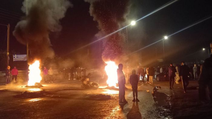 Καλαμάτα | Ρομά έκλεισαν την παλιά εθνική προς Αθήνα – Έχουν ανάψει φωτιές