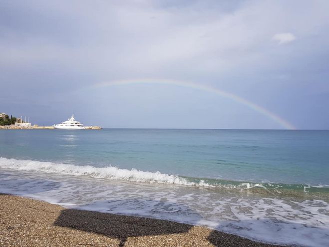 Το υπέροχο ουράνιο τόξο μετά τη βροχή στο Παράλιο Άστρος! (εικόνες)