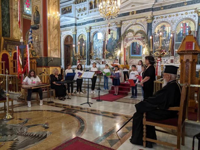 &Tau;&rho;ί&pi;&omicron;&lambda;&eta; | &Eta; &epsilon;&kappa;&delta;ή&lambda;&omega;&sigma;&eta; &tau;&eta;&sigmaf; &Pi;&alpha;&iota;&delta;&iota;&kappa;ή&sigmaf; &Chi;&omicron;&rho;&omega;&delta;ί&alpha;&sigmaf; &tau;&eta;&sigmaf; &Mu;&eta;&tau;&rho;&omicron;&pi;ό&lambda;&epsilon;&omega;&sigmaf; (&epsilon;&iota;&kappa;ό&nu;&epsilon;&sigmaf;)