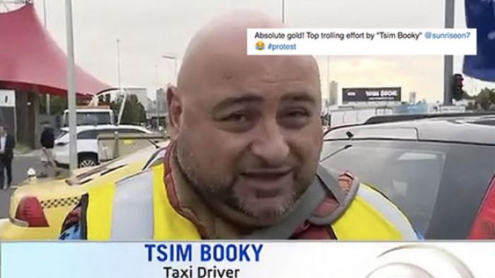Έλληνας οδηγός ταξί στην Αυστραλία κάνει πλάκες λέγοντας ότι το ονομά του είναι ...Tsim Booky! (vd)