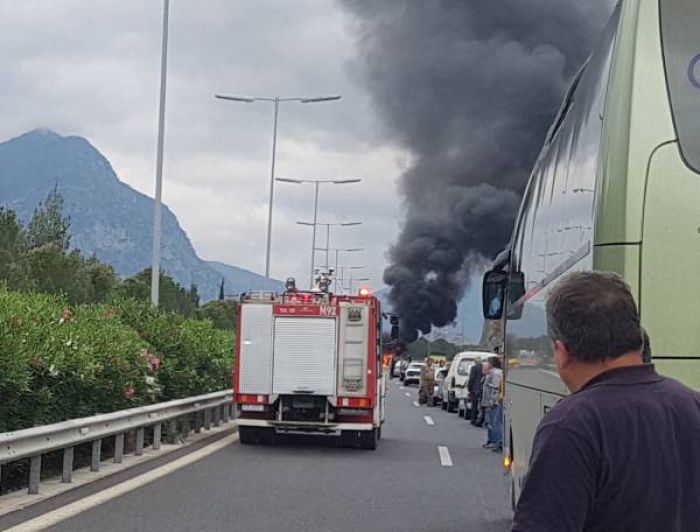 Καραμπόλα πριν τη σήραγγα της Στέρνας - Αυτοκίνητο τυλίχθηκε στις φλόγες (vd)