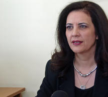 &laquo;&Delta;&epsilon;&nu; &pi;&rho;έ&pi;&epsilon;&iota; &nu;&alpha; &lambda;&epsilon;&iota;&tau;&omicron;&upsilon;&rho;&gamma;ή&sigma;&omicron;&upsilon;&nu; &tau;&alpha; &delta;&iota;ό&delta;&iota;&alpha;, &pi;&rho;&iota;&nu; &pi;&alpha;&rho;&alpha;&delta;&omicron;&theta;&epsilon;ί &omicron;&lambda;ό&kappa;&lambda;&eta;&rho;&omicron;&sigmaf; &omicron; &delta;&rho;ό&mu;&omicron;&sigmaf; &Tau;&rho;ί&pi;&omicron;&lambda;&eta;&sigmaf; &ndash; &Kappa;&alpha;&lambda;&alpha;&mu;ά&tau;&alpha;&sigmaf;&raquo; (vd)