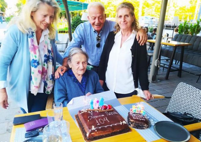 Αξιολάτρευτη γιαγιά ... 104 ετών από την Γορτυνία!