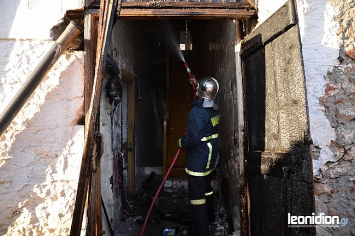 Φωτιά σε παλαιά κατοικία κατασβέστηκε στο Λεωνίδιο (vd)