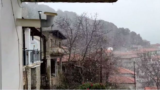 Μέσα Μαρτίου με ισχυρή χιονόπτωση στο χωριό Σέρβου Γορτυνίας (vd)