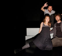 &Pi;&alpha;&rho;&alpha;&mu;ύ&theta;&iota; &pi;&omicron;&upsilon; &delta;&iota;&alpha;&delta;&rho;&alpha;&mu;&alpha;&tau;ί&zeta;&epsilon;&tau;&alpha;&iota; &sigma;&tau;&eta;&nu; &Tau;&rho;ί&pi;&omicron;&lambda;&eta; &pi;&epsilon;&rho;&iota;&lambda;&alpha;&mu;&beta;ά&nu;&epsilon;&tau;&alpha;&iota; &sigma;&tau;&eta; &theta;&epsilon;&alpha;&tau;&rho;&iota;&kappa;ή &pi;&alpha;&rho;ά&sigma;&tau;&alpha;&sigma;&eta; &laquo;Ή&tau;&alpha;&nu; &kappa;ά&pi;&omicron;&tau;&epsilon;&raquo;!