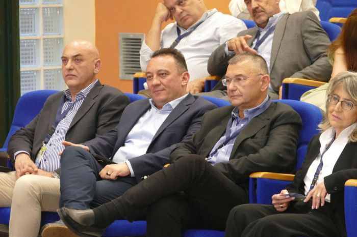 &Tau;&alpha; &sigma;&upsilon;&gamma;&chi;&alpha;&rho;&eta;&tau;ή&rho;&iota;&alpha; &Beta;&lambda;ά&sigma;&eta; &gamma;&iota;&alpha; &tau;&omicron; 7&omicron; &Sigma;&upsilon;&nu;έ&delta;&rho;&iota;&omicron; &Phi;&alpha;&rho;&mu;&alpha;&kappa;&omicron;&pi;&omicron;&iota;ώ&nu; &Pi;&epsilon;&lambda;&omicron;&pi;&omicron;&nu;&nu;ή&sigma;&omicron;&upsilon;