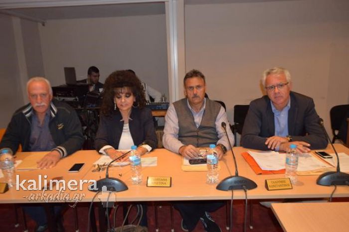 &Sigma;&mu;&upsilon;&rho;&nu;&iota;ώ&tau;&eta;&sigmaf; &gamma;&iota;&alpha; &Mu;&epsilon;&gamma;&alpha;&beta;&omicron;ύ&nu;&iota;: &laquo;&Tau;&alpha;&lambda;&alpha;&iota;&pi;&omega;&rho;&omicron;ύ&mu;&epsilon; &tau;&omicron;&nu; &kappa;ό&sigma;&mu;&omicron; &chi;&omega;&rho;ί&sigmaf; &lambda;ό&gamma;&omicron;&raquo;