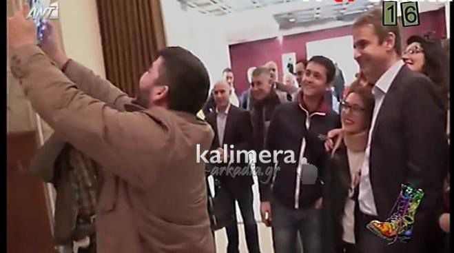 Τα «γαλλικά» του Μητσοτάκη στην πρεμιέρα του «Ράδιο Αρβύλα» με φόντο την ... Τρίπολη! (vd)