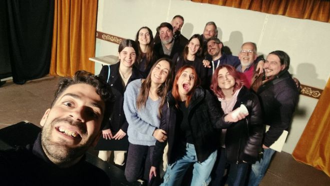 &Eta; &Pi;&alpha;&sigma;&chi;&alpha;&lambda;&iota;&nu;ή selfie &tau;&eta;&sigmaf; &Theta;&epsilon;&alpha;&tau;&rho;&iota;&kappa;ή&sigmaf; &Omicron;&mu;ά&delta;&alpha;&sigmaf; &Tau;&rho;ί&pi;&omicron;&lambda;&eta;&sigmaf;