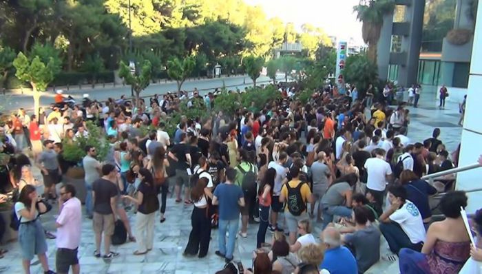 Πολίτες διαμαρτύρονται έξω από ΣΚΑΙ και Mega - Ζήτησαν την παρέμβαση εισαγγελέα (vd)