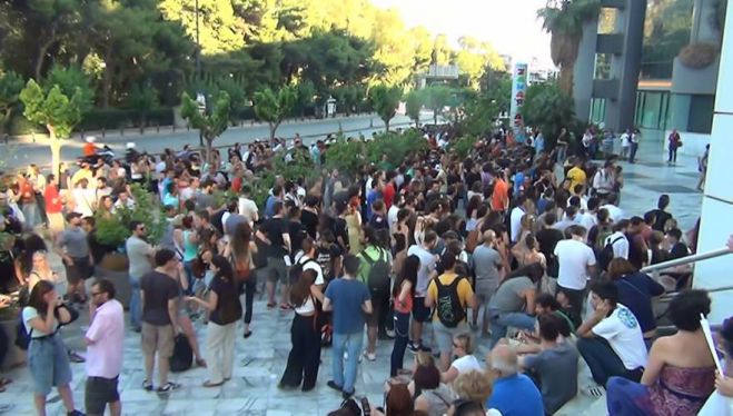 Πολίτες διαμαρτύρονται έξω από  ΣΚΑΙ και Mega - Ζήτησαν την παρέμβαση εισαγγελέα (vd)