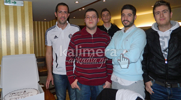 &laquo;&Theta;έ&lambda;&omicron;&upsilon;&mu;&epsilon; &nu;&alpha; &alpha;&nu;&alpha;&pi;&tau;ύ&xi;&omicron;&upsilon;&mu;&epsilon; &delta;ί&kappa;&tau;&upsilon;&omicron; &gamma;&iota;&alpha; &delta;&omega;&rho;&epsilon;ά&nu; &alpha;&sigma;ύ&rho;&mu;&alpha;&tau;&omicron; ί&nu;&tau;&epsilon;&rho;&nu;&epsilon;&tau; &sigma;&tau;&eta;&nu; &Tau;&rho;ί&pi;&omicron;&lambda;&eta; &alpha;&lambda;&lambda;ά...&raquo; (vd)