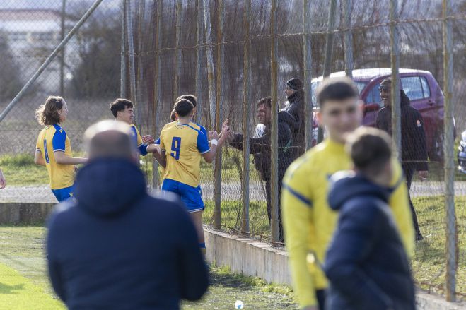 &Mu;&epsilon; &delta;ύ&omicron; &gamma;&rho;ή&gamma;&omicron;&rho;&alpha; &gamma;&kappa;&omicron;&lambda; &alpha;&pi;ό &tau;&omicron;&nu; &Delta;&omicron;&upsilon;&rho;ή &pi;ή&rho;&epsilon; &tau;&eta; &nu;ί&kappa;&eta; &eta; &Kappa;17 &tau;&omicron;&upsilon; &Alpha;&sigma;&tau;έ&rho;&alpha;! (&epsilon;&iota;&kappa;ό&nu;&epsilon;&sigmaf;)