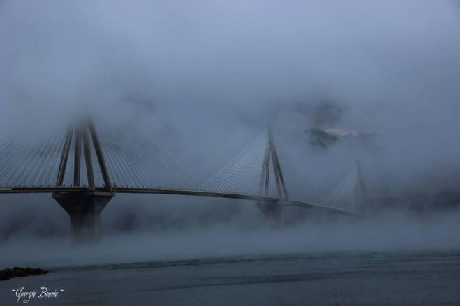 Όταν η γέφυρα Ρίου-Αντιρρίου χάνεται μέσα στην ομίχλη το θέαμα είναι μαγευτικό!
