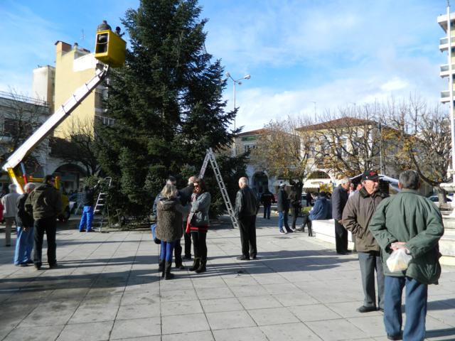 &laquo;&Tau;&rho;&epsilon;&iota;&sigmaf; &kappa;&iota; &omicron; &kappa;&omicron;ύ&kappa;&omicron;&sigmaf;&raquo; &sigma;&tau;&eta;&nu; &alpha;&pi;&epsilon;&rho;&gamma;&iota;&alpha;&kappa;ή &sigma;&upsilon;&gamma;&kappa;έ&nu;&tau;&rho;&omega;&sigma;&eta; &epsilon;&rho;&gamma;&alpha;&zeta;&omicron;&mu;έ&nu;&omega;&nu; &sigma;&tau;&eta;&nu; &Tau;&rho;ί&pi;&omicron;&lambda;&eta;&hellip; (vd)