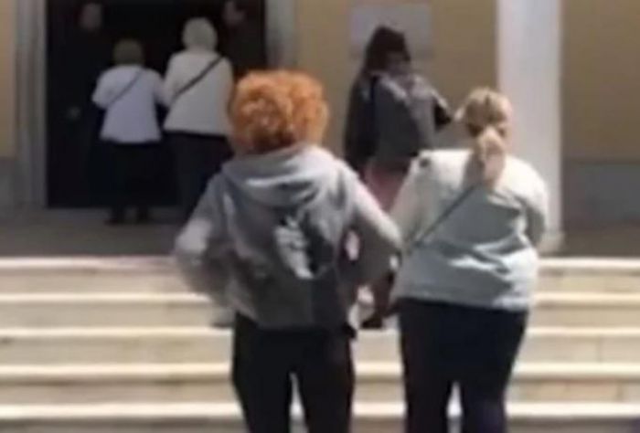 Άνοιξε εκκλησία στους Αμπελόκηπους κόντρα στα μέτρα | Πιστοί προσκύνησαν τον επιτάφιο (vd)