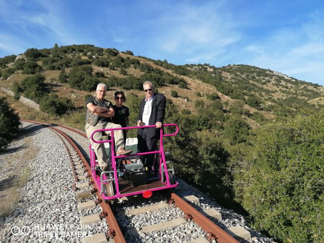 &Xi;&epsilon;&kappa;ί&nu;&eta;&sigma;&alpha;&nu; &omicron;&iota; &beta;ό&lambda;&tau;&epsilon;&sigmaf; &mu;&epsilon; &tau;&rho;&epsilon;&nu;&omicron;&pi;&omicron;&delta;ή&lambda;&alpha;&tau;&alpha; &sigma;&tau;&omicron;&nu; &xi;&epsilon;&chi;&alpha;&sigma;&mu;έ&nu;&omicron; &sigma;&iota;&delta;&eta;&rho;ό&delta;&rho;&omicron;&mu;&omicron; &tau;&eta;&sigmaf; &Alpha;&rho;&kappa;&alpha;&delta;ί&alpha;&sigmaf; (&epsilon;&iota;&kappa;ό&nu;&epsilon;&sigmaf; - &beta;ί&nu;&tau;&epsilon;&omicron;)