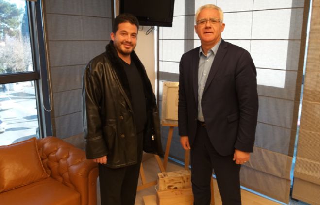 &Sigma;&tau;&eta; "&Nu;έ&alpha; &Tau;&rho;ί&pi;&omicron;&lambda;&eta;" &omicron; &Eta;&lambda;ί&alpha;&sigmaf; &Tau;&upsilon;&rho;&omicron;&beta;&omicron;&lambda;ά&sigmaf;