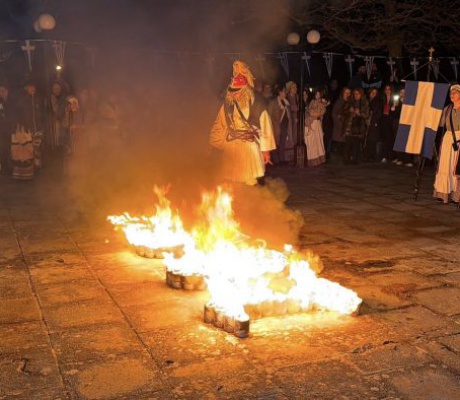 Λαμπαδηδρομίες στην Κανδήλα | Στιγμές του 1821 αναβίωσαν σε κατανυκτική ατμόσφαιρα (εικόνες - βίντεο)