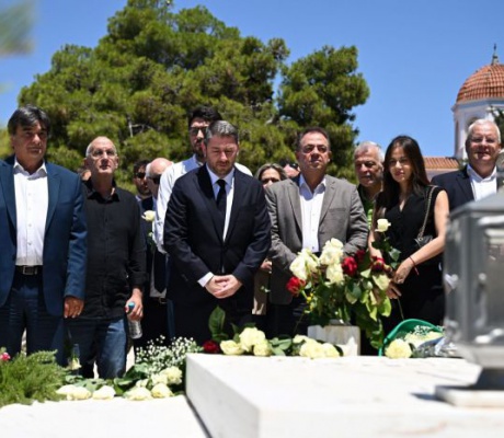 Φόρος τιμής στον Ανδρέα Παπανδρέου στο Α' Νεκροταφείο - Δίπλα στον Ανδρουλάκη ο Βαγγέλης Γιαννακούρας (εικόνες)