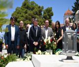 Φόρος τιμής στον Ανδρέα Παπανδρέου στο Α' Νεκροταφείο - Δίπλα στον Ανδρουλάκη ο Βαγγέλης Γιαννακούρας (εικόνες)