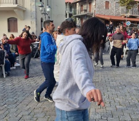 Γιορτή και γλέντι στο Ροεινό Αρκαδίας με πρωταγωνιστές το μέλι και τα καρύδια! (vd)