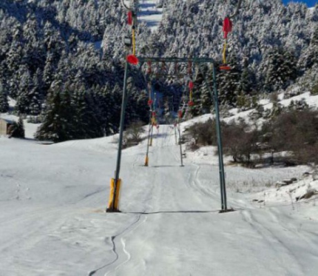 Φρέσκο χιόνι και λιακάδα στο Μαίναλο