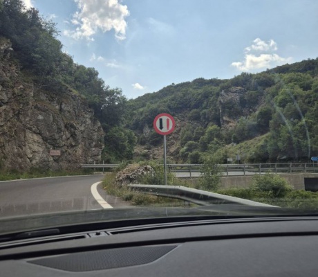 Δημητσάνα | Νέες ρυθμιστικές πινακίδες στο γεφύρι του Σερά