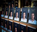 Εξαντλήθηκε η «Ιθάκη» του Αλέξη Τσίπρα: Τα 33.000 αντίτυπα έγιναν «καπνός» σε λίγες ώρες!
