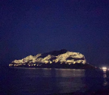 Φωταγωγείται ο βράχος της Μονεμβασιάς