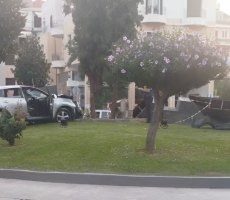 Τρίπολη | Αυτοκίνητο "στούκαρε" στο μνημείο στην πλατεία Εθνάρχου Μακαρίου (εικόνες)