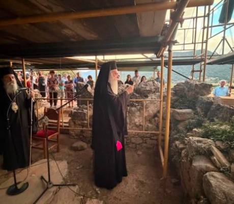 Λουκά Μαντινείας | Επιφάνιος και Χρυσόστομος στον Ἑσπερινὸ στην «Κόκκινη Ἐκκλησιά» (εικόνες)