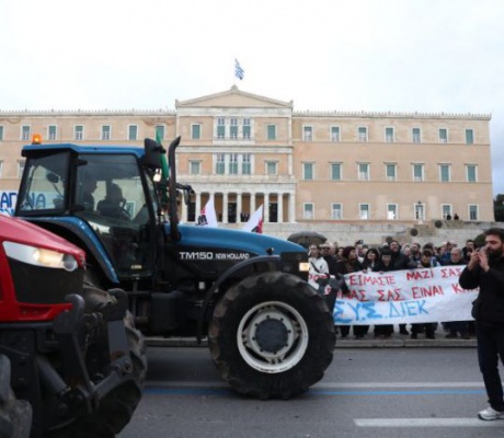 Δεκάδες τρακτέρ στο Σύνταγμα: Σε εξέλιξη το αγροτικό συλλαλητήριο