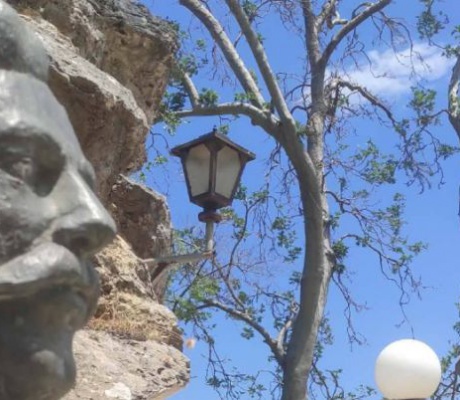 Απομακρύνθηκε το μεγάλο "κλαδί' από τον πλάτανο στον Πραστό - Υπήρχε κίνδυνος τραυματισμού για κατοίκους και επισκέπτες