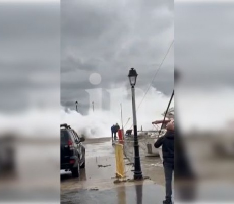 Βίντεο-ντοκουμέντο από τη στιγμή που ο λιμενικός παρασύρεται από τεράστια κύματα στο Παράλιο Άστρος (vd)
