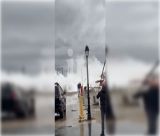 Βίντεο-ντοκουμέντο από τη στιγμή που ο λιμενικός παρασύρεται από τεράστια κύματα στο Παράλιο Άστρος (vd)