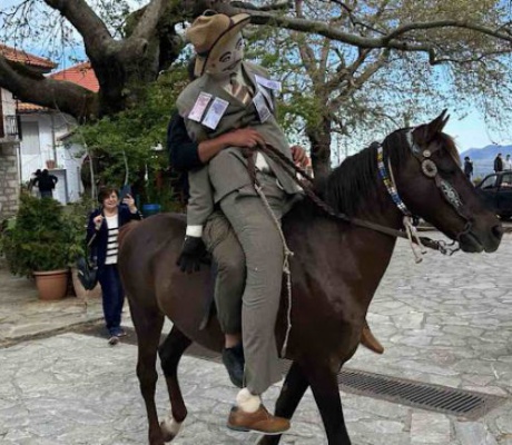 Πάσχα στον Κοσμά | Αναβιώνει το Έθιμο της Καύσης του Ιούδα με λαμπρότητα και κεράσματα