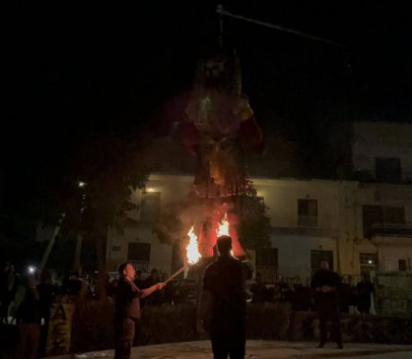 Ζωντάνεψε και φέτος το έθιμο του “Καψίματος του Ιούδα” στην πλατεία Φιλικών (εικόνες - βίντεο)