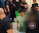 «Κάψατε την Πάτρα» | Εξαγριωμένοι πολίτες προπηλάκισαν τους κατηγορούμενους για εμπρησμό έξω από τα δικαστήρια (vd)