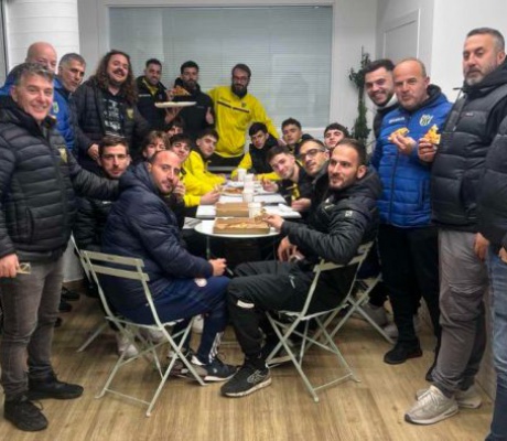 Πανθυρεατικός | Γεύμα στους ποδοσφαιριστές μετά τη σπουδαία νίκη στο Λεωνίδιο