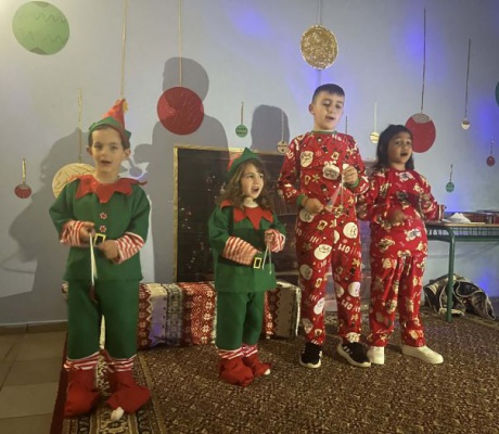 Γορτυνία | Γιορτινές στιγμές και παιδικά χαμόγελα στη χριστουγεννιάτικη εκδήλωση του Νηπιαγωγείου και Δημοτικού Σχολείου Νεοχωρίου (εικόνες)